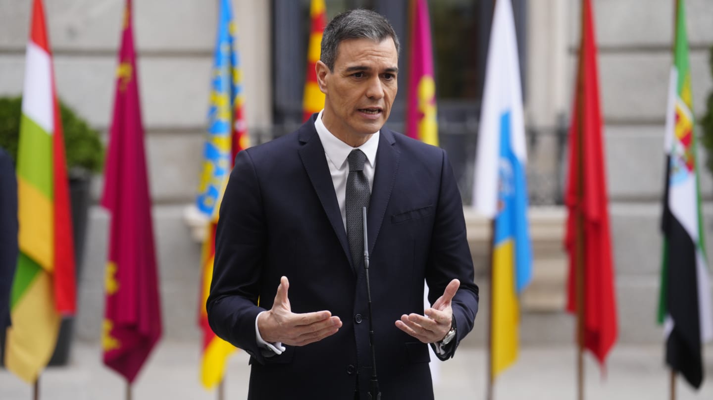 MADRID, 06/12/2023.- El presidente del Gobierno, Pedro Sánchez, hace una declaración a la prensa a su llegada al Congreso este miércoles, día en el que las Cortes celebran el 45 aniversario de la Constitución. EFE/ Borja Sanchez-Trillo