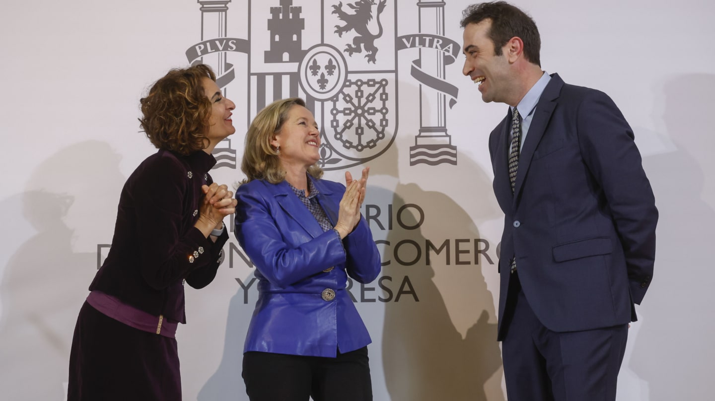 MADRID, 29/12/2023.- La exministra de Economía, Nadia Calviño (c) conversa con el nuevo ministro de Economía, Comercio y Empresa, Carlos Cuerpo (d) y la nueva vicepresidenta primera y ministra de Hacienda a María Jesús Montero (i) durante el acto de toma posesión celebrado este viernes en el ministerio de Economía en Madrid. EFE/ Juan Carlos Hidalgo