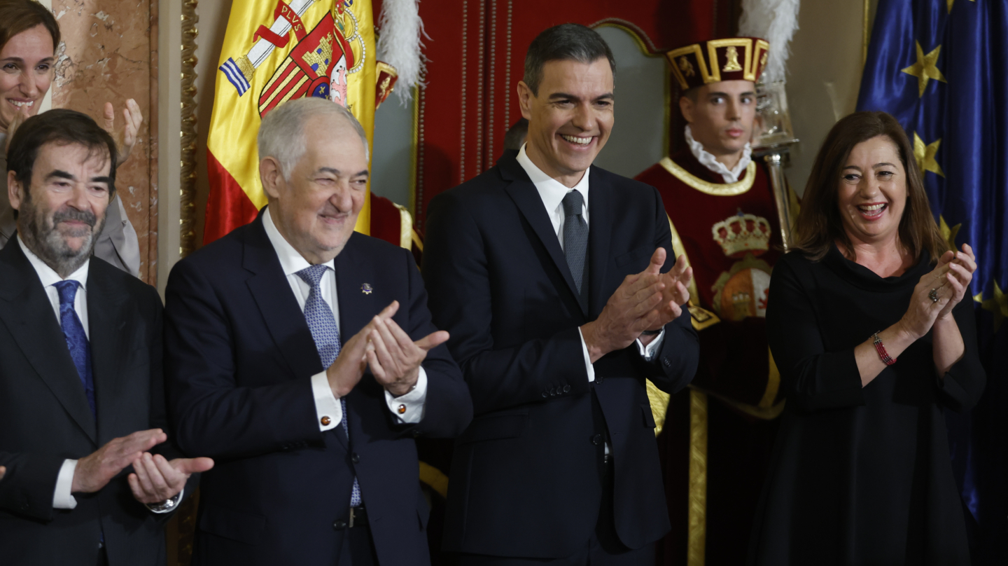 MADRID, 06/12/2023.- El presidente del Gobierno, Pedro Sánchez (c-d), el presidente del Tribunal Constitucional, Cándido Conde-Pumpido (c-i) y la presidenta del Congreso, Francina Armengol aplauden tras la intervención de la cantante María Berasarte, durante el acto por el Día de la Constitución celebrado este miércoles en el Congreso de los Diputados. EFE/Mariscal