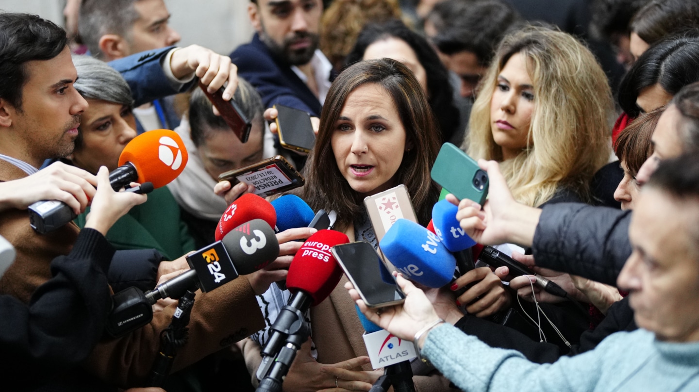 MADRID, 29/11/2023.- La diputada de Sumar Ione Belarra realiza declaraciones ante medios de comunicación a su llegada este miércoles a la solemne apertura de la XV Legislatura, en una sesión conjunta de las Cortes Generales que se celebra en el Congreso y donde el rey pronunciará un discurso ante el nuevo Gobierno de Pedro Sánchez y los diputados y senadores elegidos el pasado 23 de julio. EFE/ Borja Sanchez-trillo