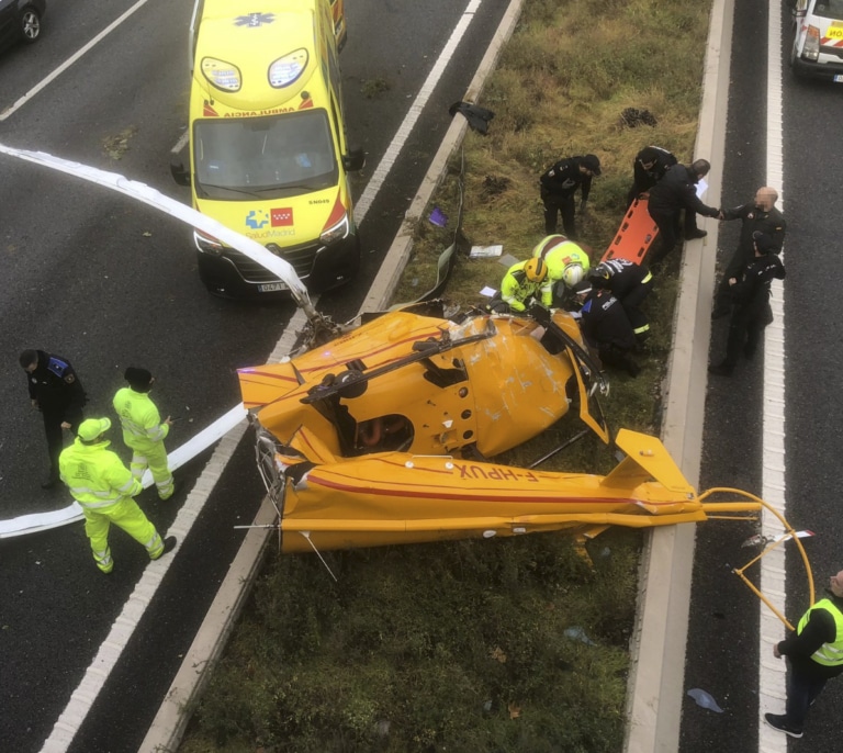 Un helicóptero se estrella en la M-40 de Madrid y deja tres heridos