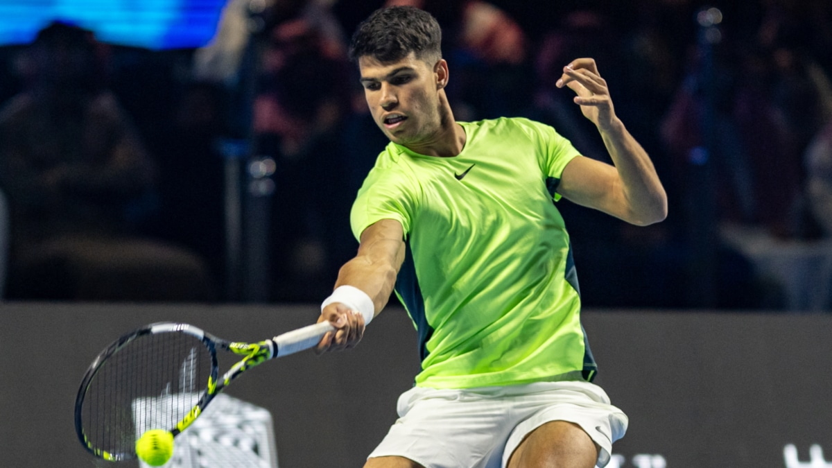 Carlos Alcaraz durante su partido de exhibición con Novak Djokovic en Arabia Saudí