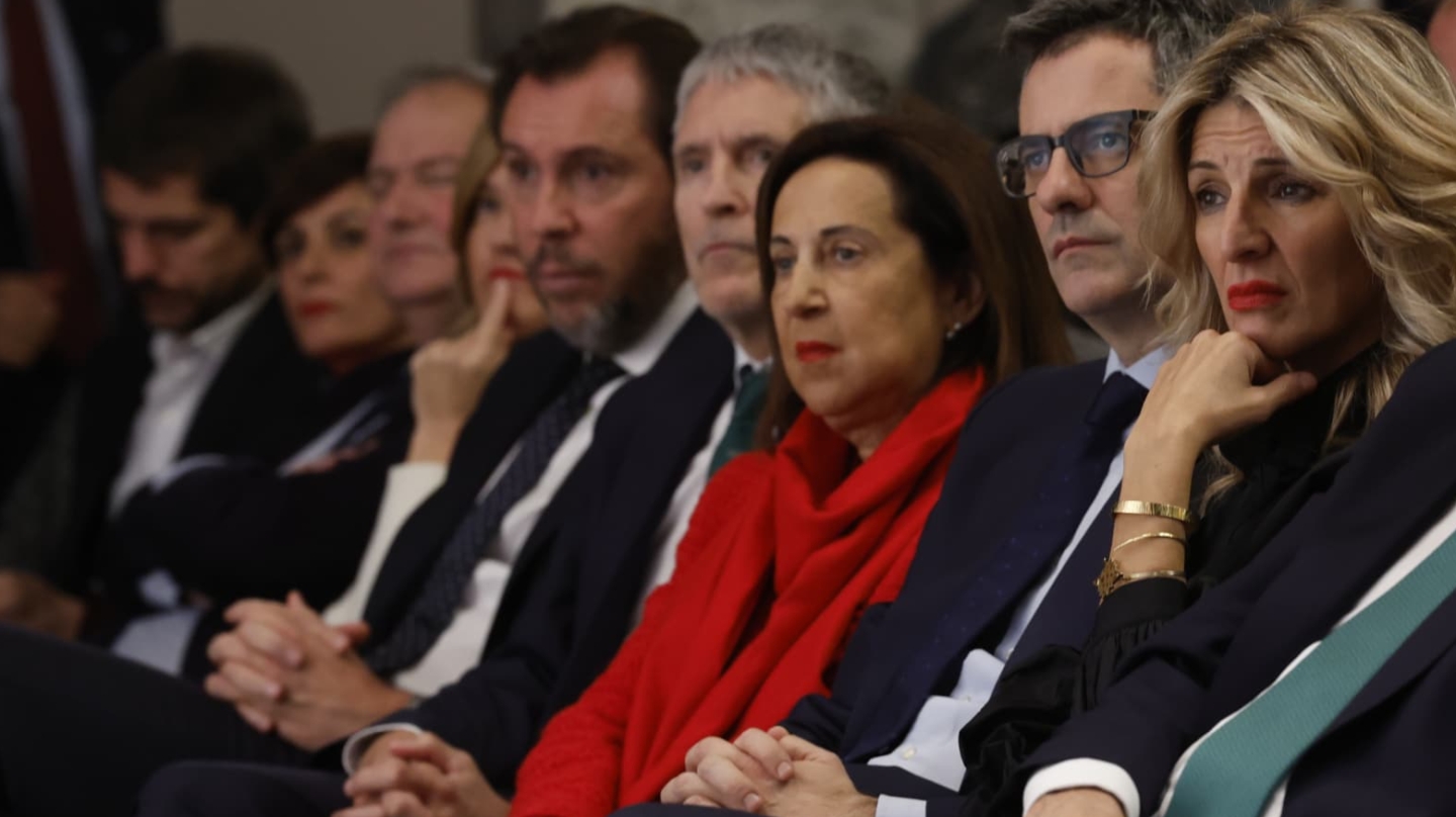 Los ministros Ernest Urtasun, Isabel Rodríguez, Jordi Hereu, Óscar Puente, Fernando Grande-Marlaska, Margarita Robles, Félix Bolaños y Yolanda Díaz (i a 2d) y José Creuheras, presidente del Grupo Planeta y Atresmedia, entre los asistentes a la presentación de 'Tierra Firme' segundo libro del presidente del Gobierno y secretario general del PSOE, Pedro Sánchez