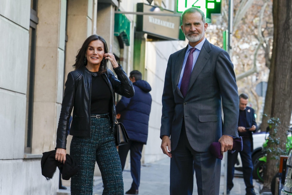 El rey Felipe y la reina Letizia a la salida de la comida de la infanta Elena por su 60 cumpleaños.