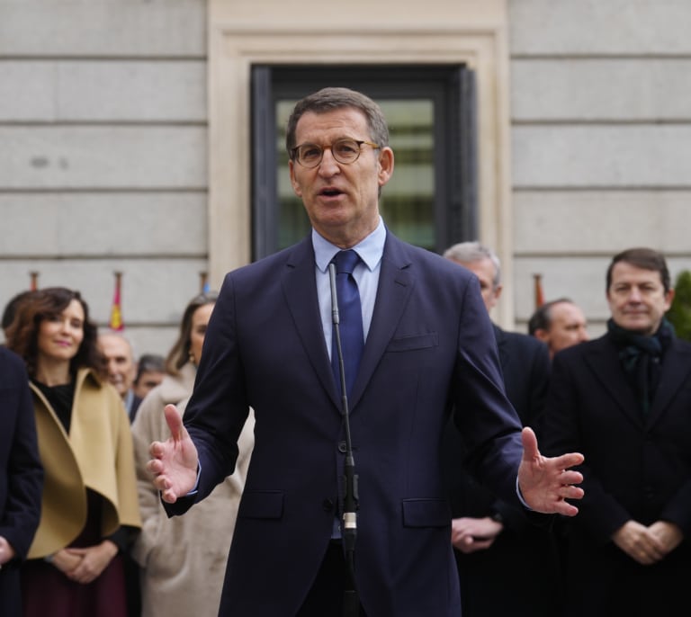 Feijóo acusa a Sánchez de "liderar un movimiento en contra de la Constitución"