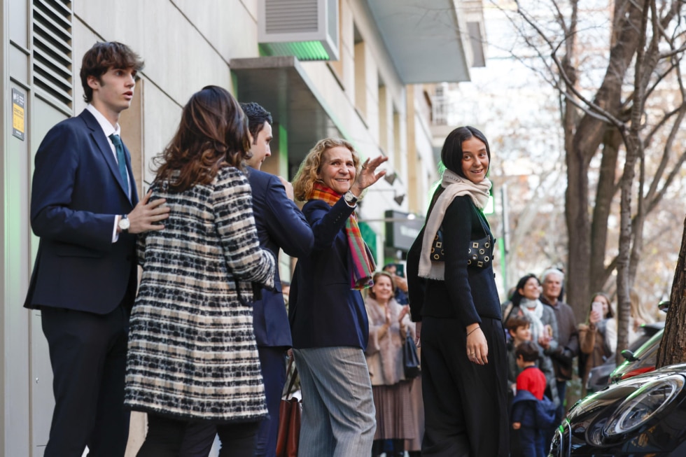 El rey Felipe y la reina Letizia a la salida de la comida de la infanta Elena por su 60 cumpleaños.