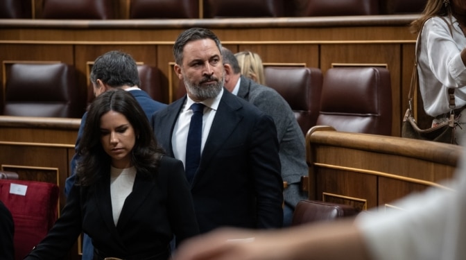 Vox responde a la línea dura del PP y busca confrontar a Génova y sus barones por la amnistía 