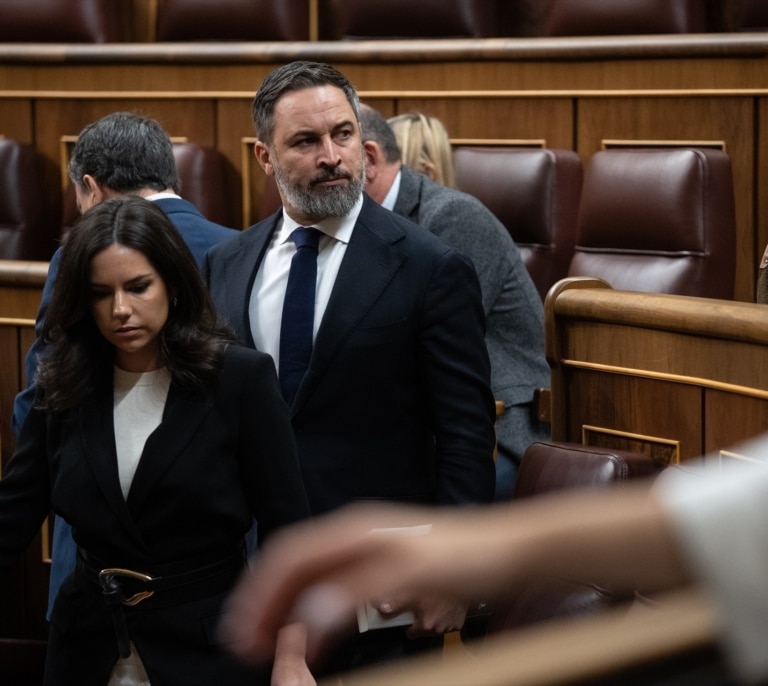 Vox responde a la línea dura del PP y busca confrontar a Génova y sus barones por la amnistía