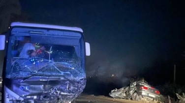 Muere un hombre de 32 años y 17 pasajeros resultan heridos tras una colisión entre un autobús y un turismo