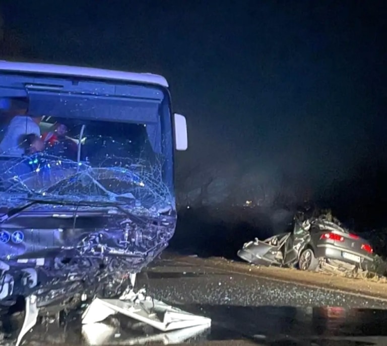 Muere un hombre de 32 años y 17 pasajeros resultan heridos tras una colisión entre un autobús y un turismo