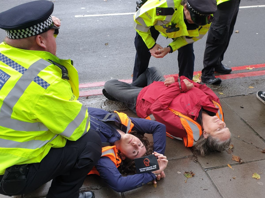 Activistas de Just Stop Oil detenidas por la Policía.