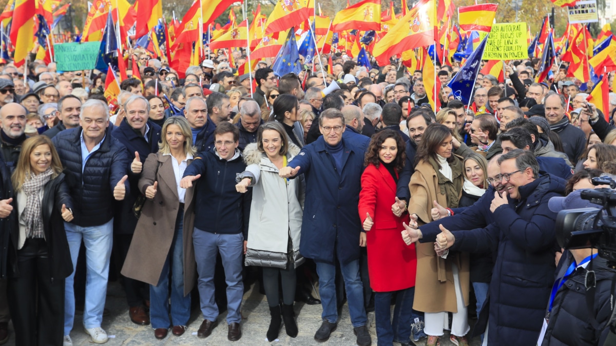 El presidente del PP, Alberto Núñez Feijóo; la presidenta de la Comunidad de Madrid, Isabel Díaz Ayuso, y la secretaria general del partido, Cuca Gamarra, entre otros dirigentes, asisten al acto organizado por el Partido Popular en defensa de la Constitución y de la igualdad, este domingo en el Parque del Templo de Debod, en Madrid.