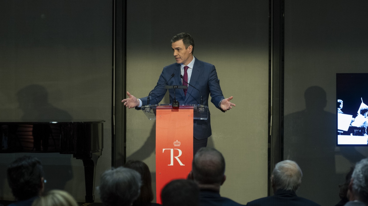 MADRID, 18/12/2023.- El presidente del Gobierno, Pedro Sánchez, interviene en el homenaje al exministro, exsenador y primer presidente de Canarias, Jerónimo Saavedra, este lunes en Madrid. EFE/ Fernando Villar