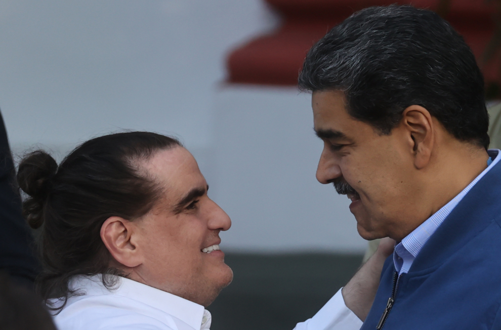 El mandatario de Venezuela Nicolás Maduro (d) saluda al empresario colombiano Alex Saab hoy, en el Palacio de Miraflores en Caracas (Venezuela). 