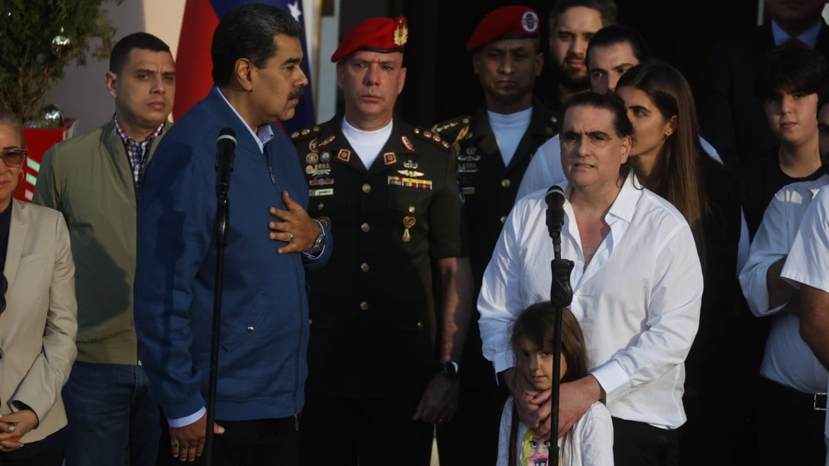 El mandatario de Venezuela, Nicolás Maduro (c-i), recibe hoy en el palacio presidencial de Miraflores, en Caracas (Venezuela), al empresario colombiano Alex Saab (c-d), horas después de ser liberado en Estados Unidos -mediante negociaciones con el Gobierno chavista-, donde estaba acusado por el delito de conspiración para blanqueo de dinero.