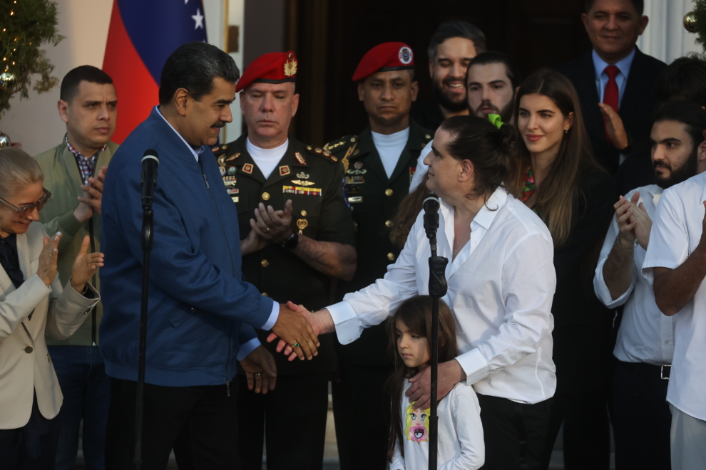 El mandatario de Venezuela, Nicolás Maduro (i), recibe hoy en el palacio presidencial de Miraflores, en Caracas (Venezuela), al empresario colombiano Alex Saab (d), horas después de ser liberado en Estados Unidos -