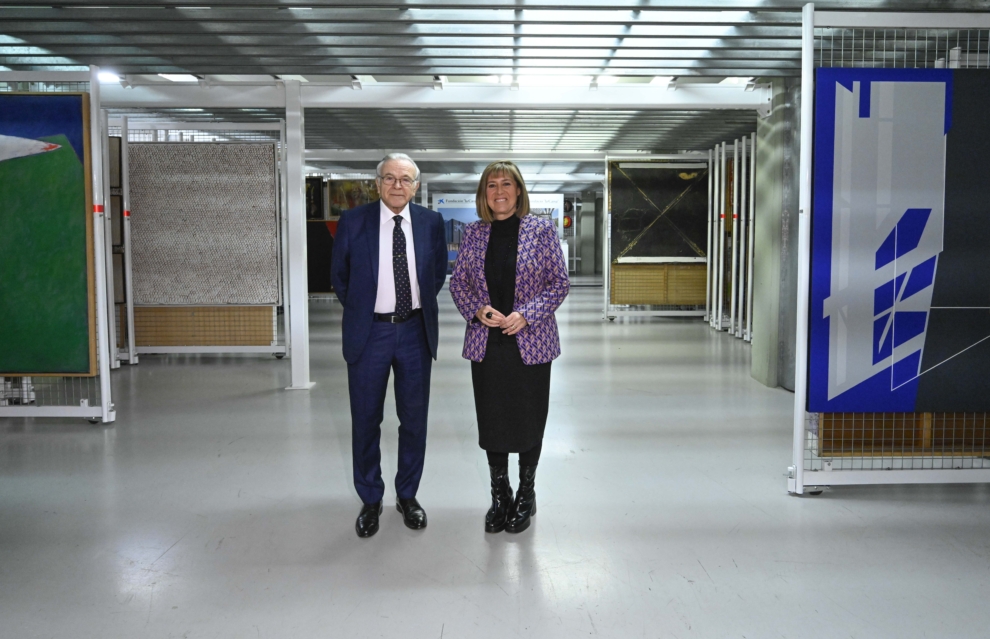 El presidente de la Fundación ”la Caixa”, Isidro Fainé, y la alcaldesa de L’Hospitalet, Núria Marín, en el almacén de L’Hospitalet que se convertirá en un nuevo centro cultural llamado ArtStudio CaixaForum.
