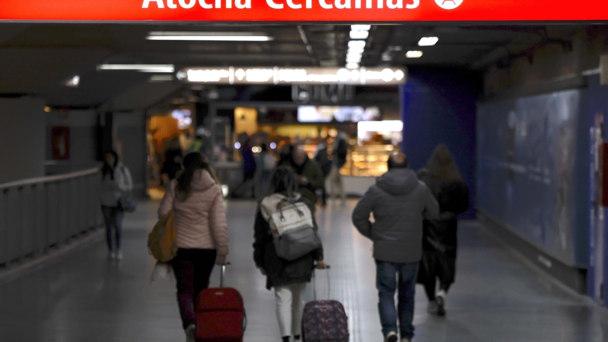 Varias personas caminan por los pasillos de la estación de Atocha de Madrid, este martes.