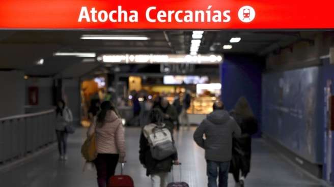 Varias personas caminan por los pasillos de la estación de Atocha de Madrid, este martes.
