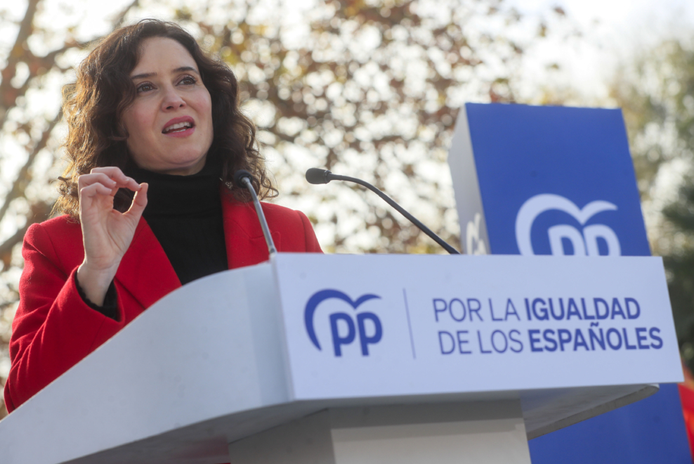 La presidenta de la Comunidad de Madrid, Isabel Díaz Ayuso, durante su intervención en el acto organizado por el Partido Popular en defensa de la Constitución y de la igualdad, este domingo en el Parque del Templo de Debod, en Madrid. 