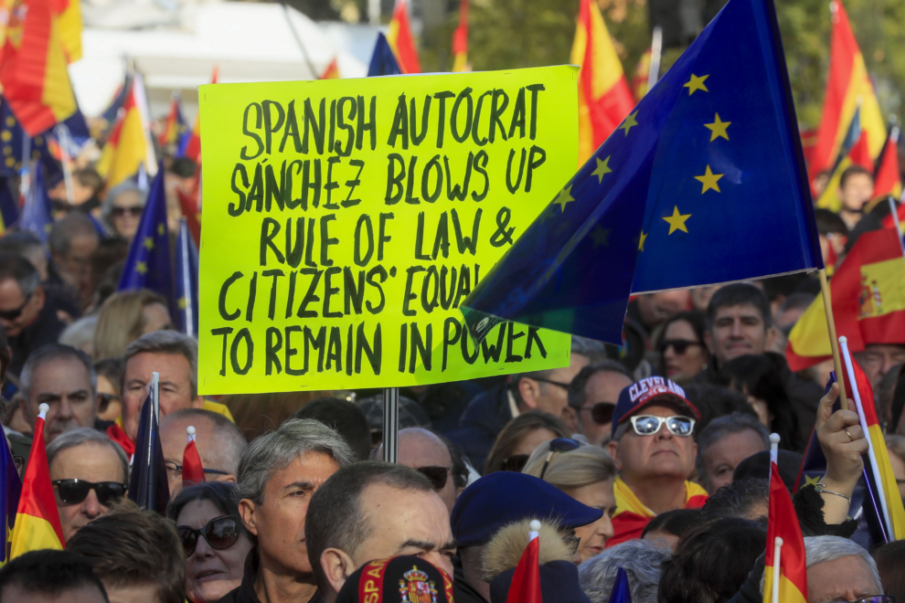 Miles de simpatizantes asisten al acto organizado por el Partido Popular en defensa de la Constitución y de la igualdad