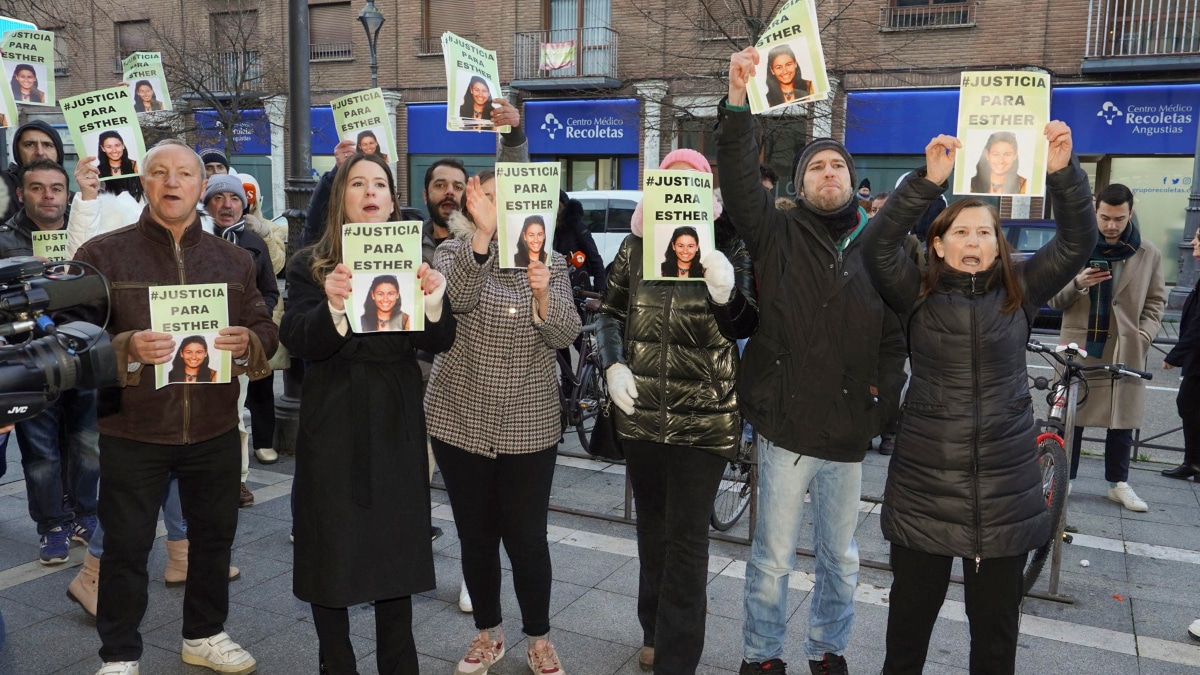 Familiares y amigos de Esther López protestan este viernes a las puertas de los juzgados de Valladolid