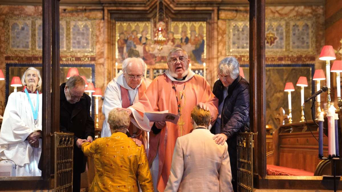 El pasado domingo, la Iglesia anglicana bendijo las primeras uniones entre personas del mismo sexo después de que su conferencia de obispos votara a favor de ello en febrero. Estas primeras ceremonias coincidieron con el anuncio del Vaticano. En la imagen, Catherine y Jane son bendecidas en la iglesia de San Juan Bautista de Felixstowe, en Suffolk