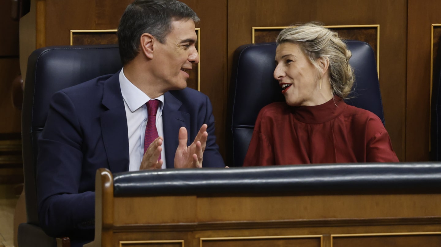 MADRID, 20/12/2023.- El presidente del Gobierno, Pedro Sánchez (i), junto a la ministra de Trabajo, Yolanda Díaz, durante la sesión de Control al Ejecutivo que celebra el Congreso este miércoles. EFE/Juan Carlos Hidalgo