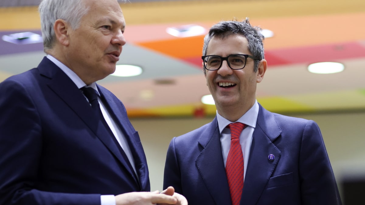 El ministro de Presidencia, Justicia y Relaciones con las Cortes, Félix Bolaños, junto al comisario europeo de Justicia, Didier Reynders, durante el Consejo de Justicia celebrado este lunes en Bruselas, Bélgica.