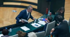 Ortega Smith tira una lata a Eduardo Rubiño, concejal de Más Madrid, en el último Pleno del año