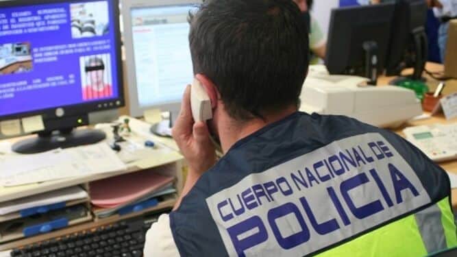 Un agente de la Brigada de Investigación Tecnológica de la Policía Nacional.