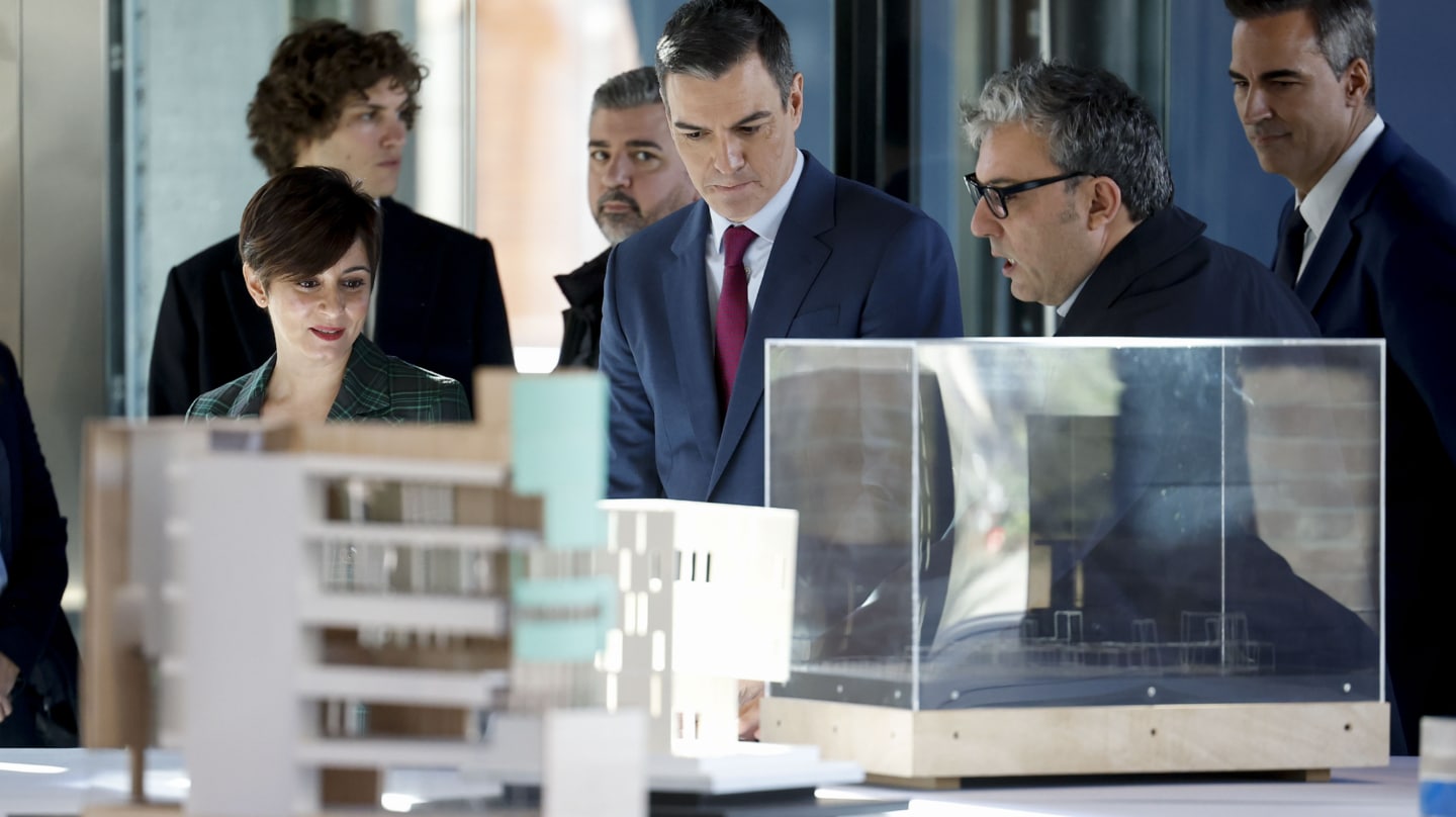 El presidente del Gobierno, Pedro Sánchez (c), y la ministra de Vivienda y Agenda Urbana, Isabel Rodríguez, durante la inauguración de la Casa de la Arquitectura, este 18 de diciembre de 2023 en Madrid.