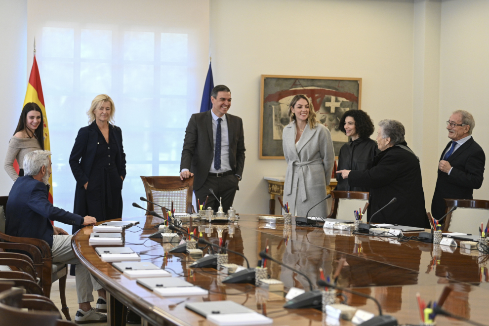 El presidente del Gobierno, Pedro Sánchez (c), recibe al equipo de la serie 'Cuéntame' este martes, en el Complejo de la Moncloa, en Madrid. 