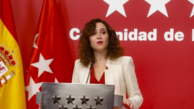 Ayuso 'contraprograma' al "comunista" Sánchez bajando impuestos