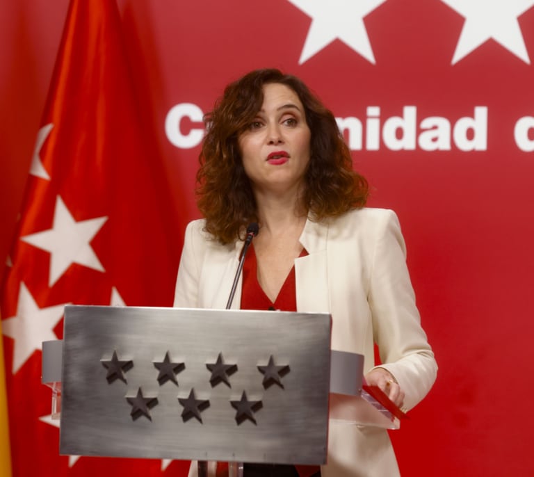 Ayuso 'contraprograma' al "comunista" Sánchez bajando impuestos