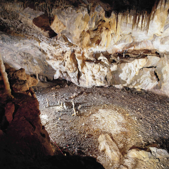 Vista de la cabaña paleolítica descubierta por el equipo de arqueólogos de La Garma en el yacimiento cántabro.