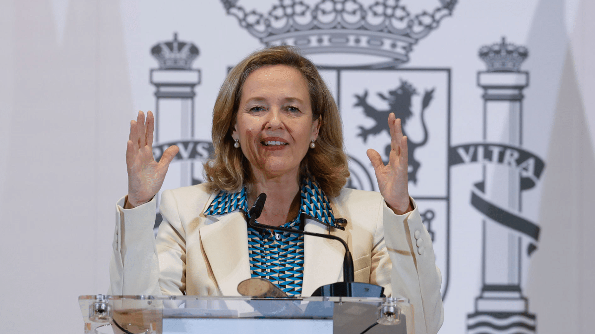 La vicepresidenta y ministra de Asuntos Económicos, Nadia Calviño, tras su reunión este lunes con el gobernador del Bando de España.