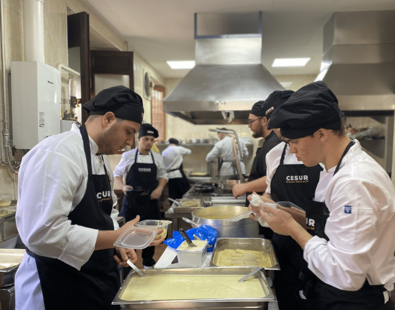 Los alumnos de Cesur Teatinos y el comedor social Santo Domingo se unen para apoyar en Navidad a los más necesitados