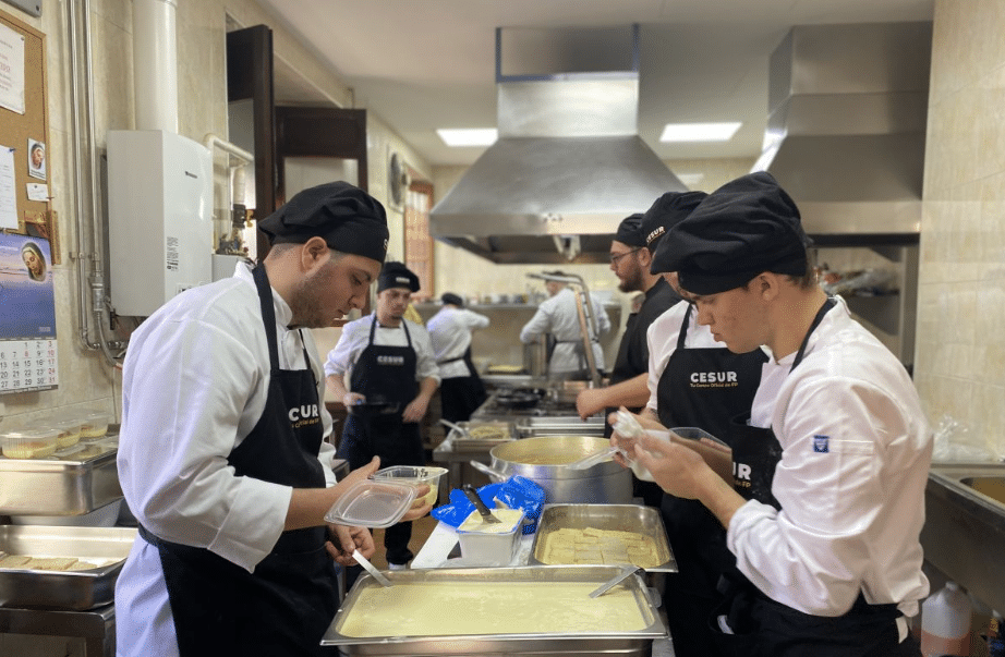Los alumnos de Cesur Teatinos y el comedor social Santo Domingo se unen para apoyar en Navidad a los más necesitados