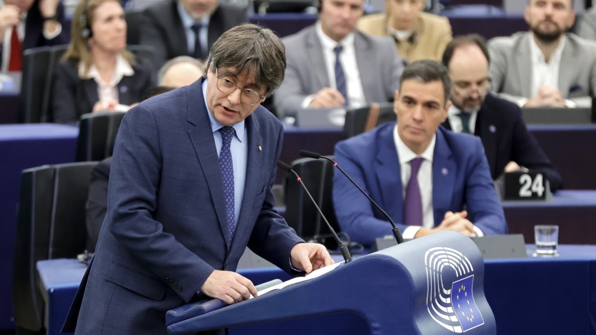 El ex primer ministro regional catalán Carles Puigdemont habla durante un debate sobre la "Revisión de la Presidencia española del Consejo"