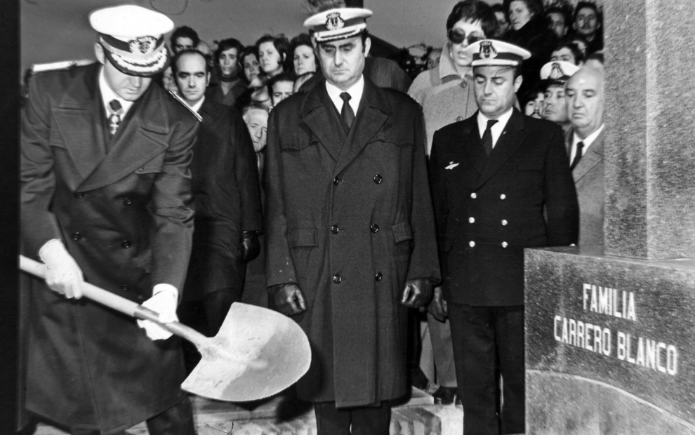 El entonces príncipe Juan Carlos participa en el entierro de Luis Carrero Blanco en el cementerio de El Pardo.