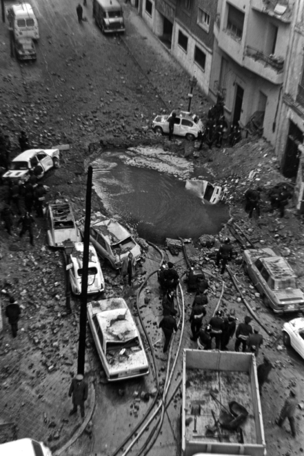 La explosión dejó un enorme socavón en la calle Claudio Coello de Madrid.