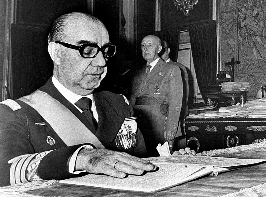 El Jefe del Estado, Francisco Franco, presidió hoy en el Palacio de El Pardo el acto de la jura del almirante Luis Carrero Blanco como presidente del Gobierno español.