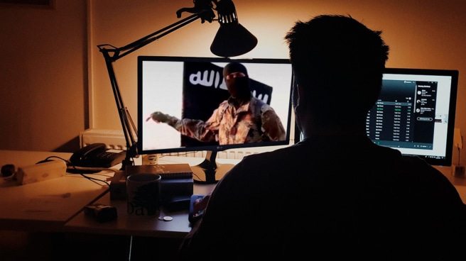 Imagen de un joven enfrente de un ordenador consumiendo propaganda yihadista.