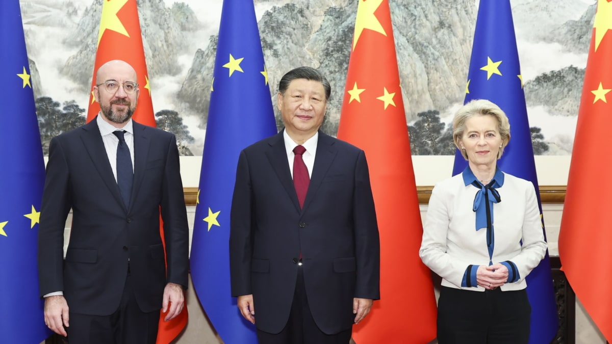 Xi Jinping, centro, flanqueado por Charles Michel y Ursula Von der Leyen
