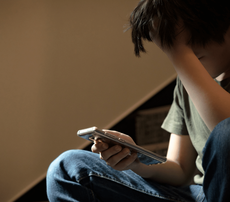Cerca de la mitad de los jóvenes ha padecido violencia o acoso cibernético