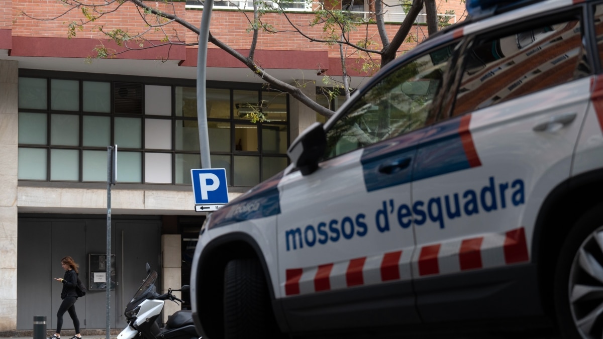 Un coche de los Mossos d'Esquadra aparcado frente a la sinagoga ortodoxa 'Chabad Barcelona'