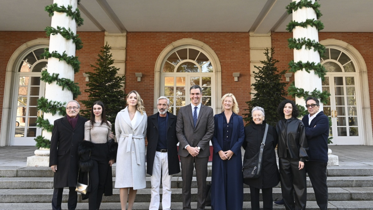 El presidente del Gobierno, Pedro Sánchez (c), junto al equipo de la serie 'Cuéntame' este martes, en el Complejo de la Moncloa, en Madrid.