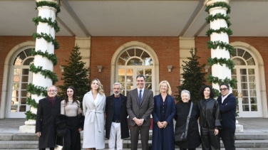 Pedro Sánchez recibe a los actores de 'Cuéntame cómo pasó' en Moncloa tras su final