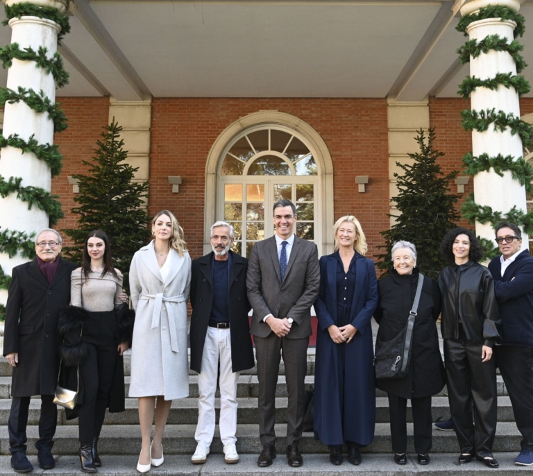 Pedro Sánchez recibe a los actores de 'Cuéntame cómo pasó' en Moncloa tras su final